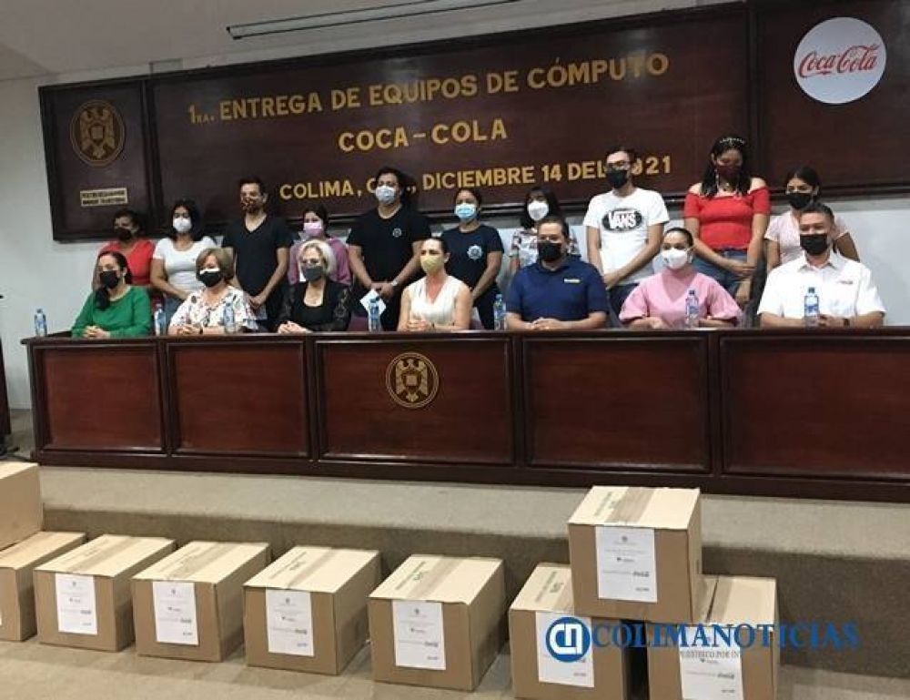 Embotelladora de Colima entrega 10 equipos de cómputo a estudiantes de la UdeC