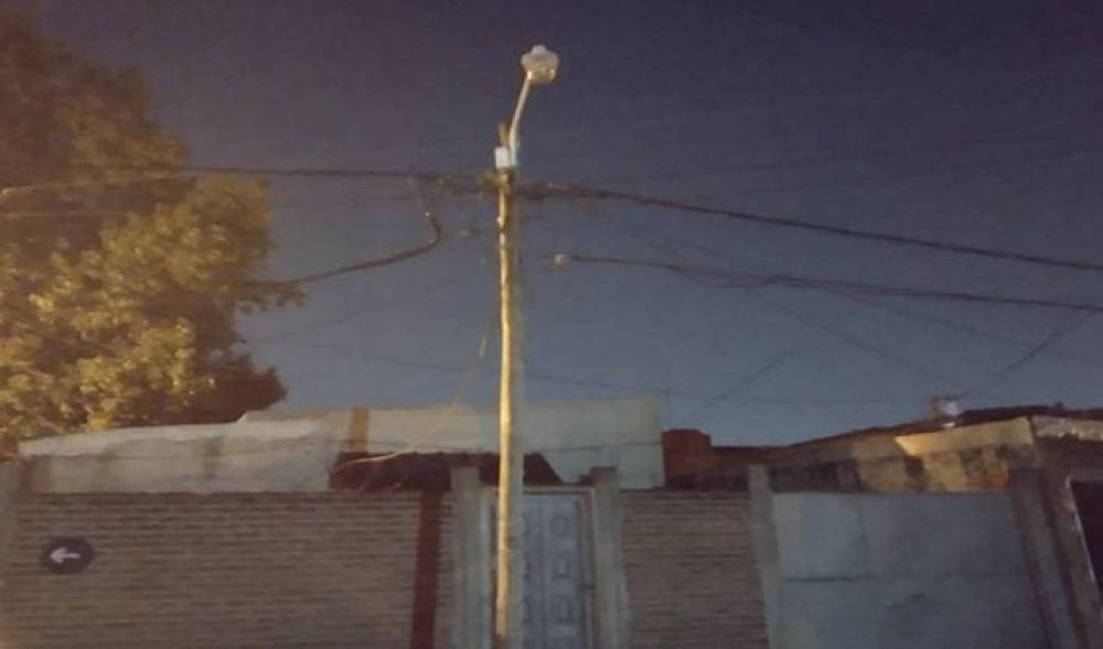 Vecinos reclaman arreglo de luminarias en barrio de Lanus Este