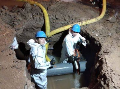  AySA finaliz� la reparaci�n de una importante ca�er�a da�ada por una empresa que realizaba trabajos de pavimentaci�n en Quilmes