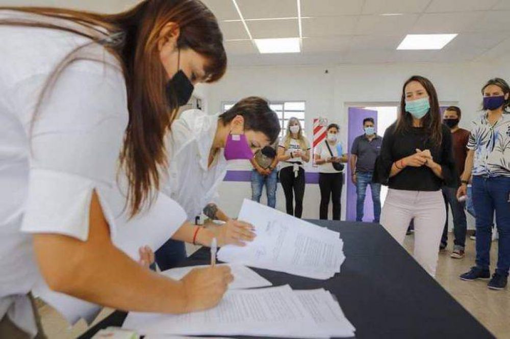 Mayra y Fernanda Miño firmaron convenios para la ejecución de obras en el distrito