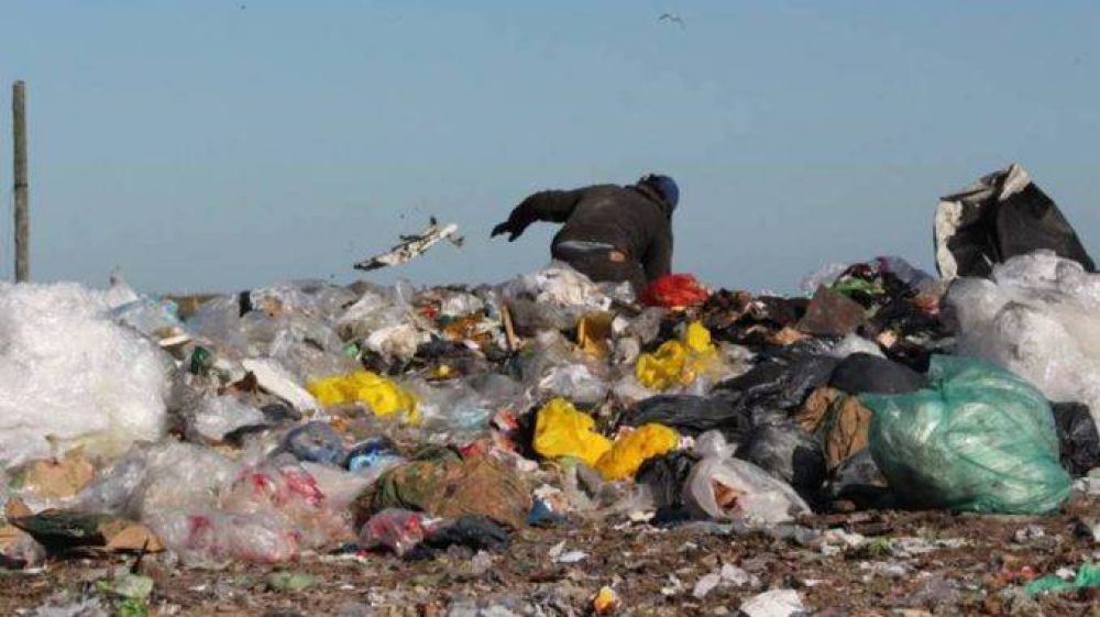 Preocupa la gran cantidad de personas que concurren al predio de residuos en busca de alimentos