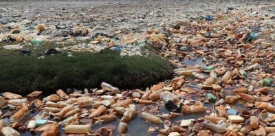 Frustración y tristeza por la nueva inundación de plásticos del lago Uru Uru