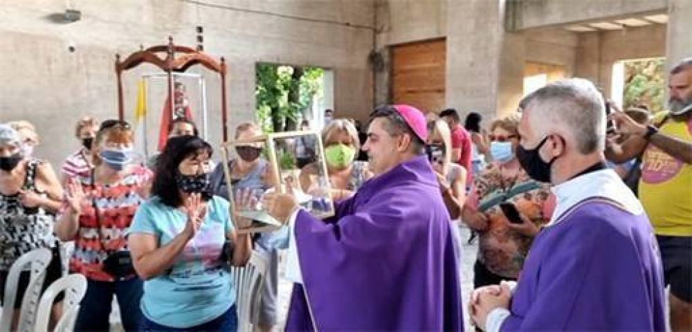 El Obispo Maxi Margni entroniz un Solideo del Papa Francisco en la Capilla San Expedito