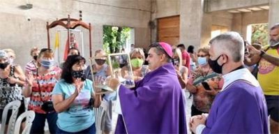El Obispo Maxi Margni entronizó un Solideo del Papa Francisco en la Capilla San Expedito