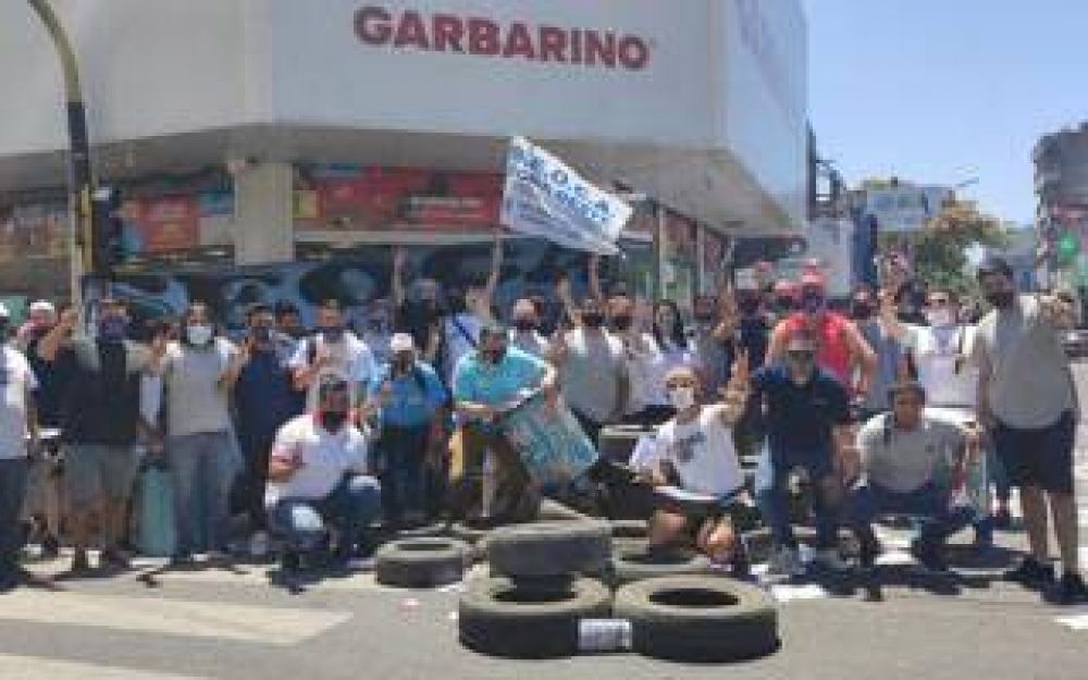 Corte en el Puente Pueyrredn por protesta de trabajadores despedidos de Garbarino