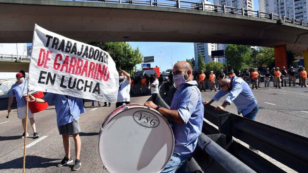Trabajadores de Garbarino se reunieron con funcionarios y levantaron protesta en el Puente Pueyrredn