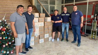 Alejo Sarna y Carlos Castillo entregaron cajas navideñas a los Bomberos