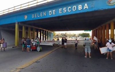 Manifestación en la entrada de Escobar contra la construcción de la alcaidía