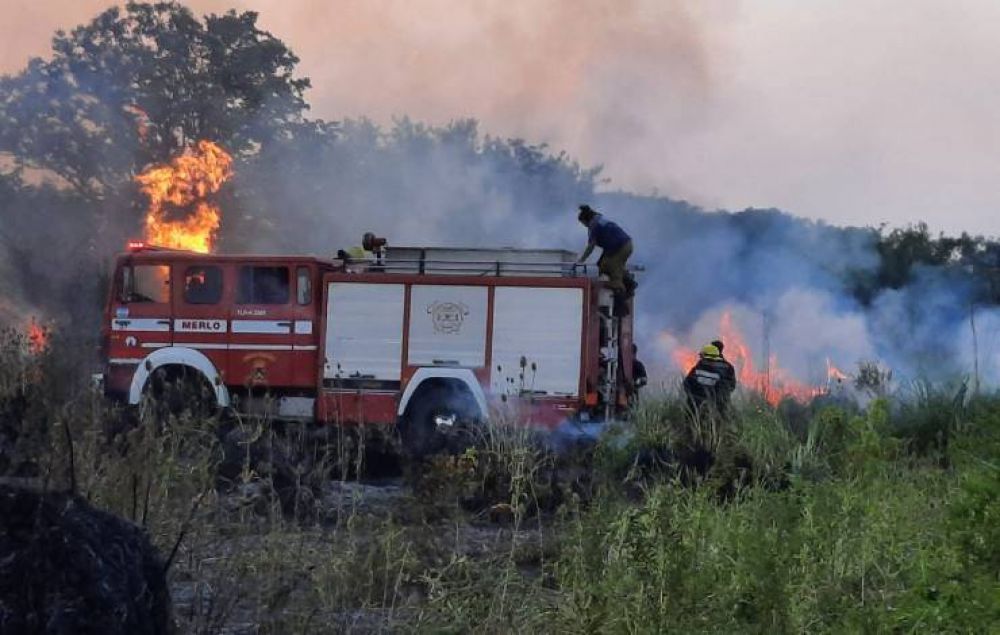 Bomberos voluntarios de Merlo combatieron por 12 horas un incendio de 15 hectreas de pastizales y arboledas
