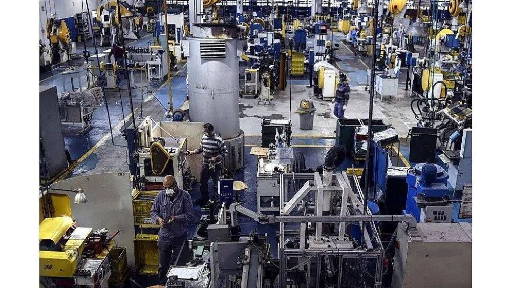 Las fbricas buscan que los empleados completen las vacunas para evitar parates