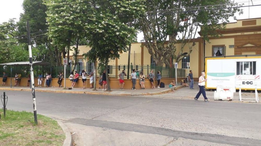 Largas colas en el Hospital Municipal de Luján para hisoparse