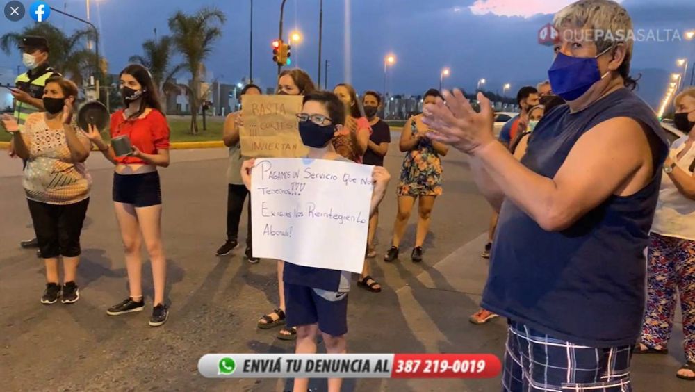 Familias salteas indignadas con Aguas del Norte: protesta masiva en zona norte