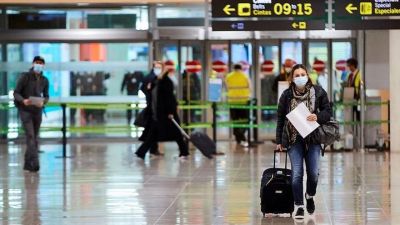 Vuelos y tercera ola: gremios advierten demoras y cancelaciones por contagio de personal, tras anuncio de Aerolíneas