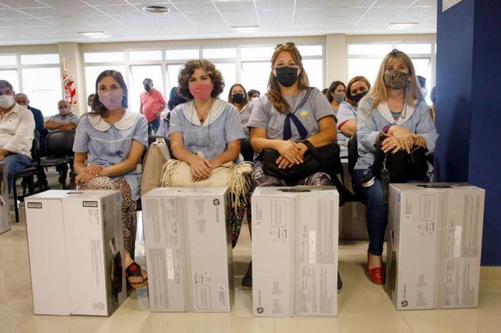 Berazategui: Mussi realizó una nueva entrega de impresoras a escuelas