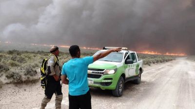 El fuego avanza sin control y evacúan a más pobladores cerca de Punta Quiroga