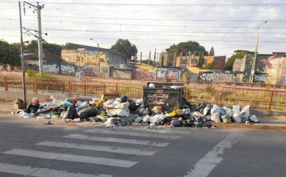 Contra los despidos: basura en las calles de Berazategui por reclamo municipal