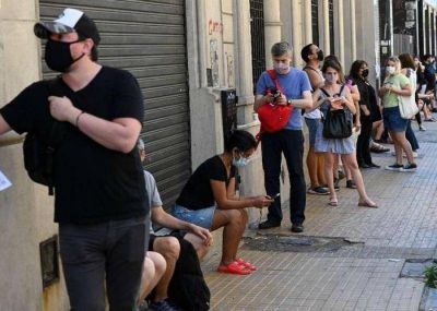Aumentan los reclamos por largas filas en los centros de testeos de la Ciudad