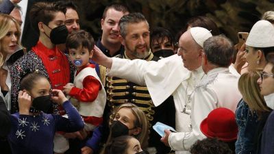 El Papa Francisco critica a los matrimonios que no quieren tener hijos y los sustituyen por perros y gatos