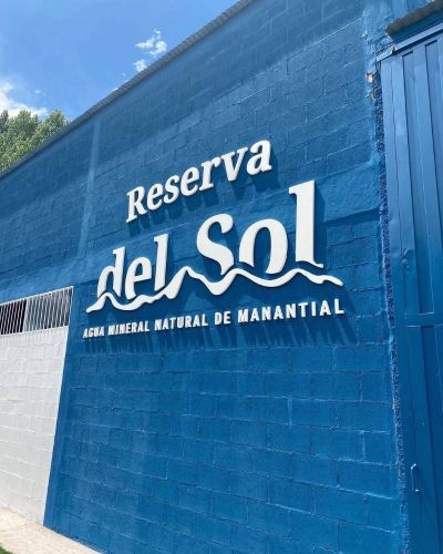 Reserva del Sol, la pyme mendocina que envasa agua mineral de glaciares milenarios en Valle de Uco
