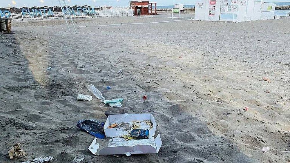 Colillas de cigarrillo, cartn y botellas plsticas: la basura se acumula en la arena despus del da de playa