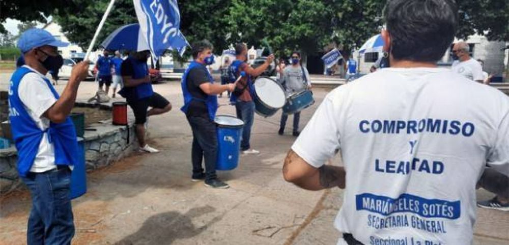 UTEDYC La Plata se moviliz por incumplimientos salariales de Gimnasia y anunci retencin de tareas