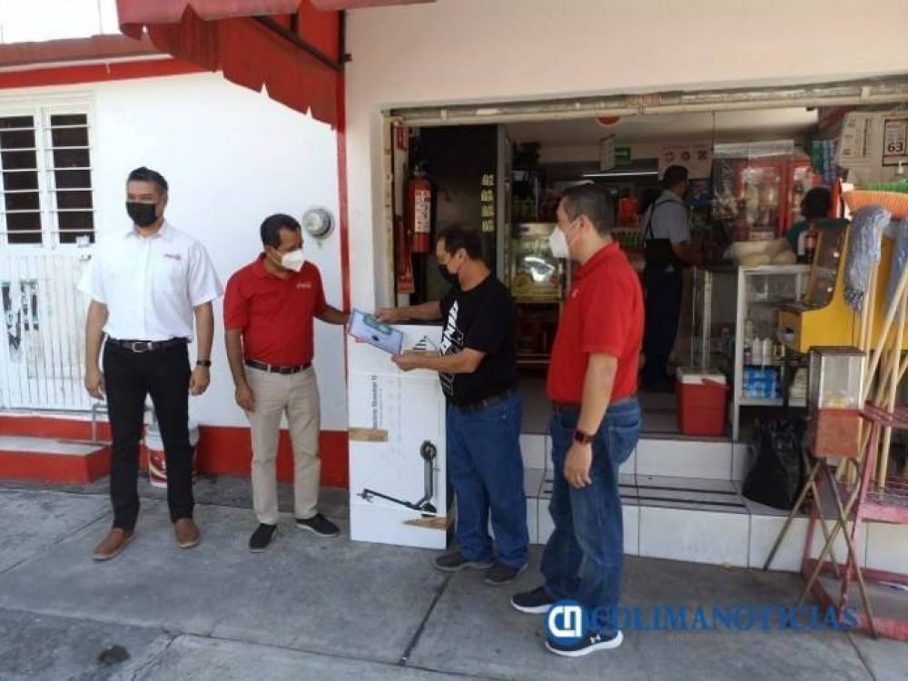 Embotelladora de Colima entrega premio y reconocimiento a tienda que acopio 42 kilos de botellas PET