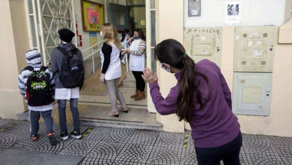 Gremios docentes analizan la posibilidad de pedir al inicio de clases el pase sanitario