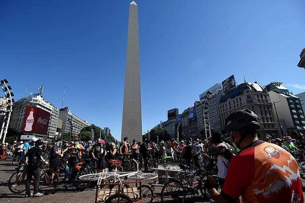 Multitudinaria pedaleada para homenajear a la ciclista asesinada en los Bosques de Palermo