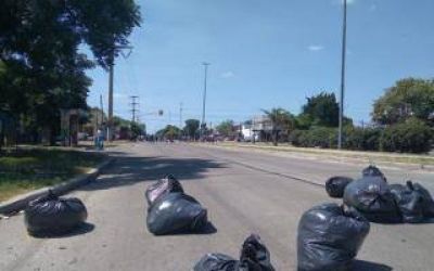 En Berazategui levantaron el paro y comienzan a recolectar la basura pero el conflicto con los despedidos