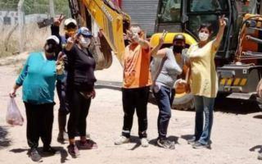Polémica en Berazategui: Militantes del Movimiento Evita salieron a levantar la basura en medio del paro de recolectores