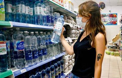 La venta de agua embotellada se disparó y faltan productos