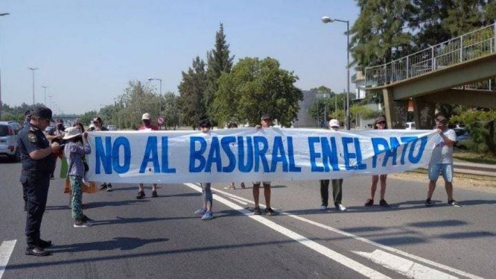 Vecinos de El Pato protestaron contra los basurales a cielo abierto de Mussi