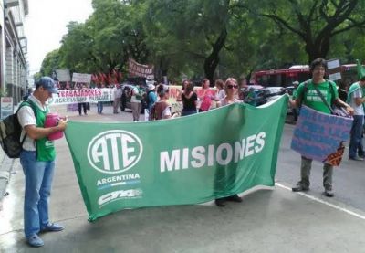 Misiones: Trabajadores estatales reclaman la reincorporación de 11 trabajadores en Iguazú