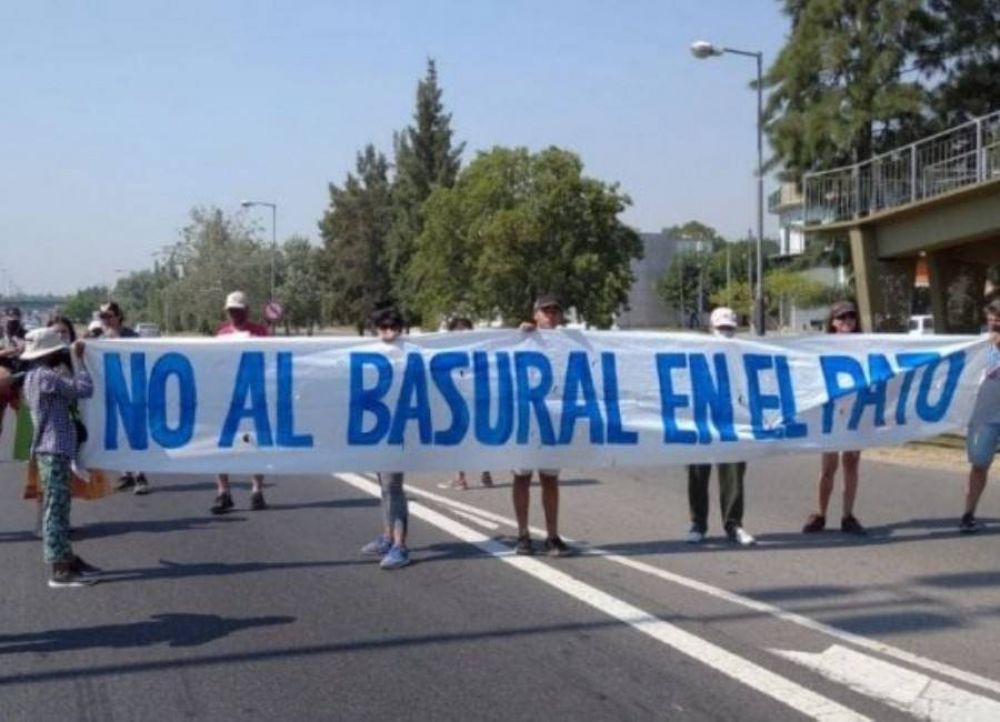 Vecinos de El Pato protestaron contra los basurales a cielo abierto del intendente Mussi