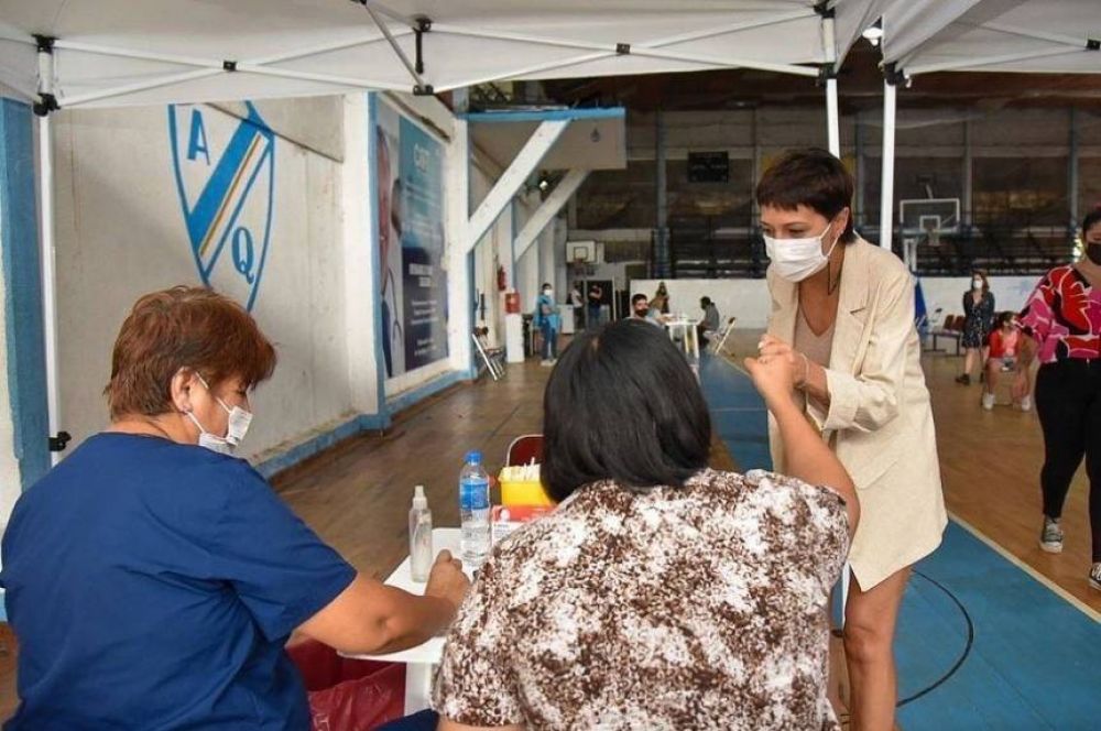 Mayra Mendoza estuvo en el nuevo centro de vacunaci�n del club Argentino de Quilmes