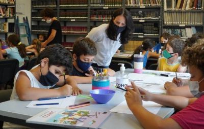 Soledad Martínez visitó un taller de historietas para niños en la Biblioteca Municipal