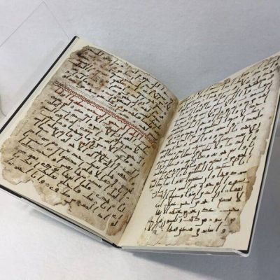 Un Corán de más de 800 años expuesto en la Feria del Libro de Qatar