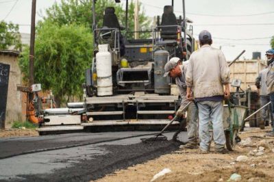 Continúan los trabajos de asfalto en la localidad de 9 de Abril