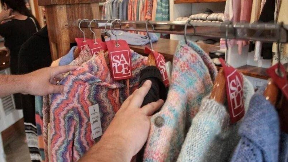 Comerciantes de Juan B Justo destacan que el mal clima impulsó las ventas del rubro textil