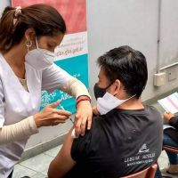 COVID-19: trabajadores hoteleros y gastronómicos se vacunaron en UTHGRA