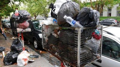 Vecinos del Estadio UNO molestos por la basura que se acumula luego de los partidos de Verano