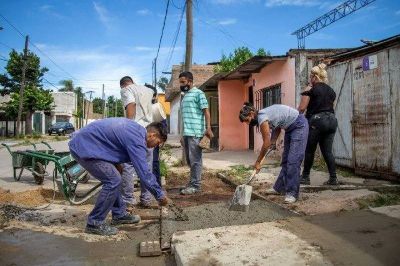  Avanza la obra de la red secundaria de agua potable en el barrio Azul de Bernal Oeste