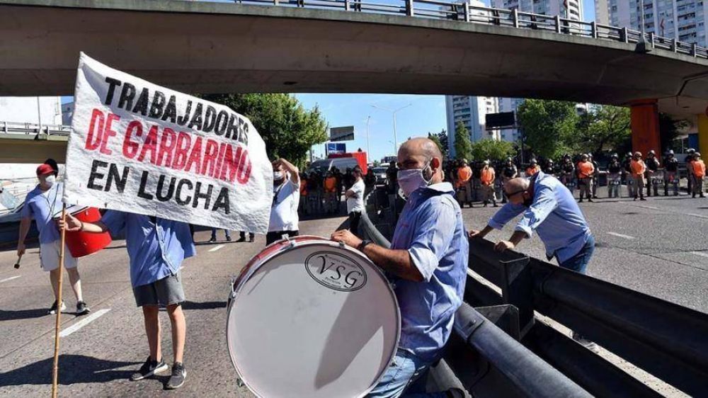 #GarbarinoNoPaga Despedidos y sin indemnizacin, empleados de la cadena de electrodomsticos cortan Puente Pueyrredn para reclamar respuestas