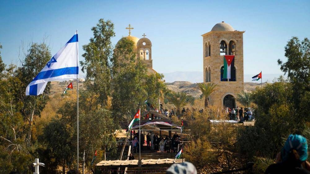 Cristianos israelíes y palestinos desafían restricciones de la pandemia y se reúnen en el lugar del bautismo de Jesús