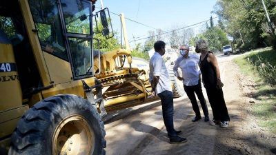Zamora monitore� el avance de obras de asfalto en el barrio La Bota de Benav�dez