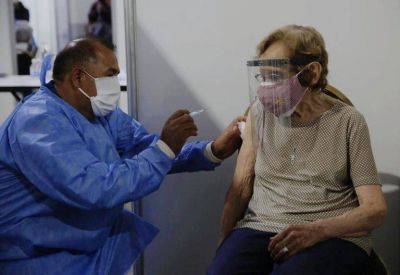 Provincia aplicar� terceras dosis libres a docentes, auxiliares y mayores de 50 a�os