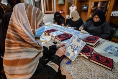 Mujeres musulmanas artistas de Gaza elaboran cubiertas para coranes