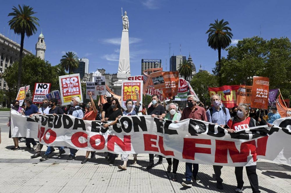 Organizaciones sociales y polticas marcharon al Ministerio de Economa contra el FMI