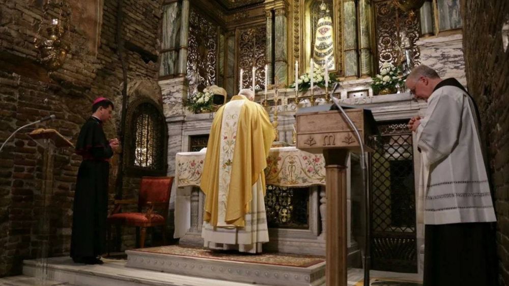 ¿Pueden los obispos prohibir la misa «ad orientem»?