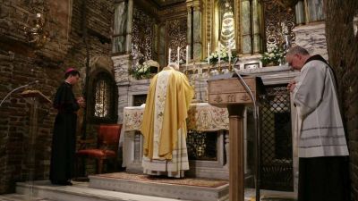 �Pueden los obispos prohibir la misa �ad orientem�?